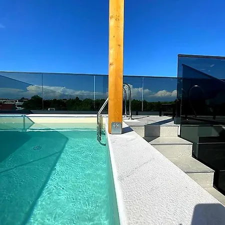 8 With Roof Pool