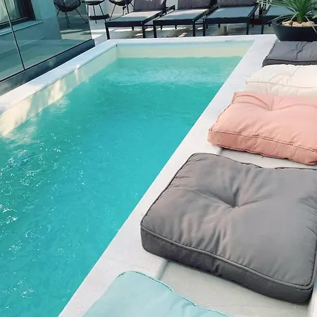 8 With Roof Pool