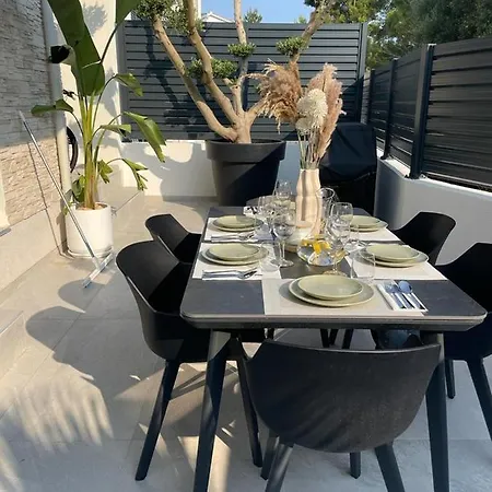 8 With Roof Pool Vila
