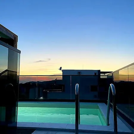 Vila 8 With Roof Pool